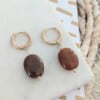 Natural big stone oorbellen goud
