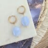 Natural big stone oorbellen goud