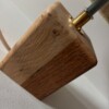 Stoere lamp, met houten voet in 2 kleuren hout. Handgemaakt en uniek