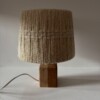 Stoere lamp, met houten voet in 2 kleuren hout. Handgemaakt en uniek