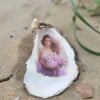 Vrouw met bloemen in oester