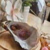 Vrouw met bloemen in oester