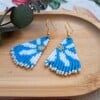 handgemaakte kralenoorbellen madelief blauw
