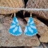 handgemaakte kralenoorbellen madelief blauw