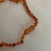 Barnsteen ketting baby cognac (donker) - 32cm