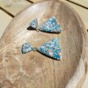 Confetti Kralenoorbellen Blue Beach – handgemaakt met crème, bruin & zeeblauwe Miyuki kralen (5 cm)