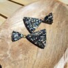 Confetti Kralenoorbellen Winter Woolies – handgemaakt met zwart, blauw, bruin & grijs metallic Miyuki kralen (5 cm)