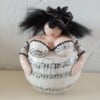 Dikke dame in zwart wit,handgemaakt en uniek,14 cm,mixed media,deco art