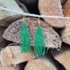 Fringe oorbellen Green Goddess – groen, glaskralen, 8,5 cm lang