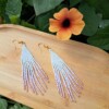 Fringe oorbellen Pink Whisper – ombre wit-roze, glaskralen, verguld zilver, 10 cm lang