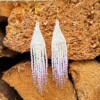 Fringe oorbellen Pink Whisper – ombre wit-roze, glaskralen, verguld zilver, 10 cm lang