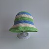 Gehaakt baby zonnehoedje 'Groen, blauw en crème'