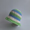 Gehaakt baby zonnehoedje 'Groen, blauw en crème'