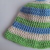 Gehaakt baby zonnehoedje 'Groen, blauw en crème'
