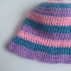 Gehaakt baby zonnehoedje 'Roze, blauw en lila'