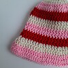 Gehaakt baby zonnehoedje 'Roze, rood en crème'