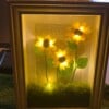 Gehaakte Zonnebloemlamp in Fotolijstje met Mosbasis