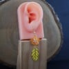 Gele bloemen oorbellen met emaille blad