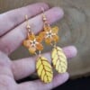 Gele bloemen oorbellen met emaille blad