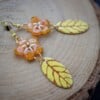 Gele bloemen oorbellen met emaille blad