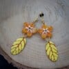 Gele bloemen oorbellen met emaille blad