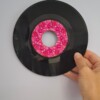 Kunst van vinyl: versierde LP 'Barbielicious'