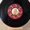 Kunst van vinyl: versierde LP 'Golden Voice'