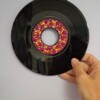 Kunst van vinyl: versierde LP 'Golden Voice'