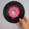Kunst van vinyl: versierde LP 'Perfectly Pink'