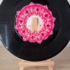 Kunst van vinyl: versierde LP 'Perfectly Pink'