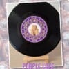 Kunst van vinyl: versierde LP 'Purple Lace'