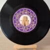 Kunst van vinyl: versierde LP 'Purple Lace'