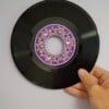 Kunst van vinyl: versierde LP 'Purple Lace'