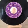 Kunst van vinyl: versierde LP 'Sunset Skies'