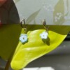 Micro Gehaakte Vergeet-mij-nietjes Oorbellen – Blauwe Kleurverloop Bloemetjes aan Hoops