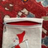 Portemonneetje van vintage wandkleed met rode kabouter