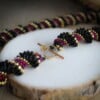 Spiraalvormige Kralenketting – Handgemaakt met 24 k Goud, Rood & Zwart