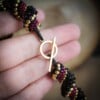 Spiraalvormige Kralenketting – Handgemaakt met 24 k Goud, Rood & Zwart