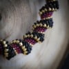 Spiraalvormige Kralenketting – Handgemaakt met 24 k Goud, Rood & Zwart