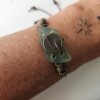 Armband 025 met lichtgroen zeeglas en een Chinese geluksmunt