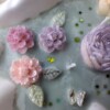 Bloemen kaars in off white gipsen schaal
