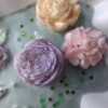 Bloemen kaars in off white gipsen schaal