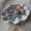 Bloemen kaars in off white gipsen schaal