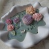 Bloemen kaars in off white gipsen schaal