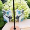 Blue Mirage – lichte fringe oorbellen met miyuki kralen in blauw, zilver en zwart