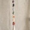 Chakra hanger met amethist, sodaliet, blauwe calciet, groene aventurijn, citrien, oranje calciet en rode jaspis – voor balans en energie in huis