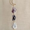 Chakra hanger met amethist, sodaliet, blauwe calciet, groene aventurijn, citrien, oranje calciet en rode jaspis – voor balans en energie in huis