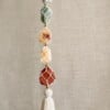 Chakra hanger met amethist, sodaliet, blauwe calciet, groene aventurijn, citrien, oranje calciet en rode jaspis – voor balans en energie in huis