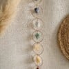 Chakra hanger met amethist, sodaliet, blauwe calciet, groene aventurijn, citrien, oranje calciet en rode jaspis
