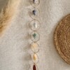 Chakra hanger met amethist, sodaliet, blauwe calciet, groene aventurijn, citrien, oranje calciet en rode jaspis